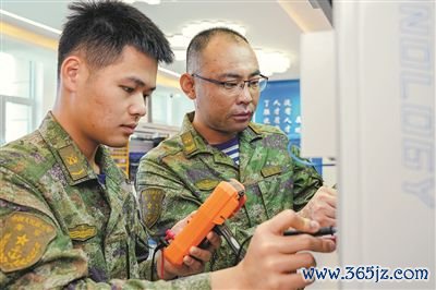 张庆山(右)和冯雪锋检测表示参数。